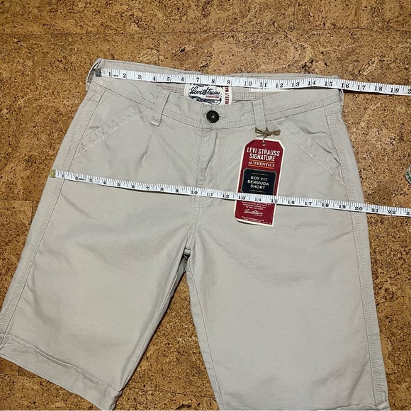 Levi’s Boy Fit Cream Bermuda Shorts NWT Sz 8 Misses - Picture 11 of 13
